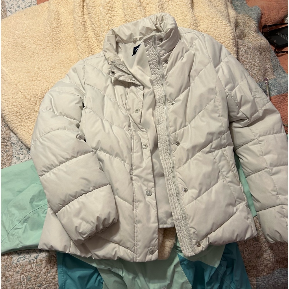 Gap Puffer Jacket. White. Women’s size M. Gently used and perfect condition.